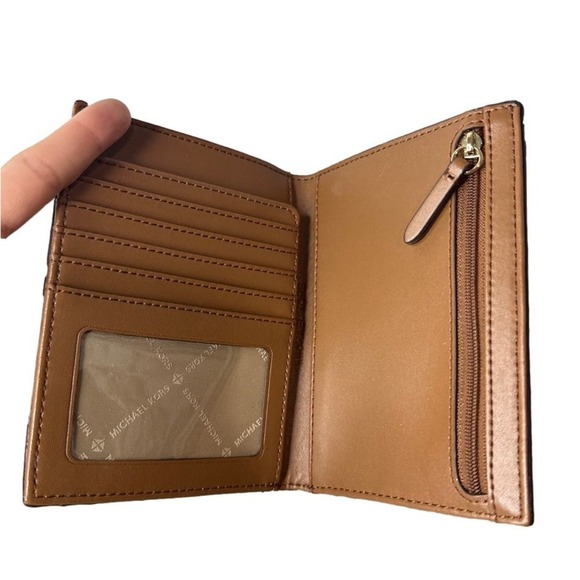 Michael Kors Jet Set Passport and Card Holder / Wallet - Picture 5 of 10